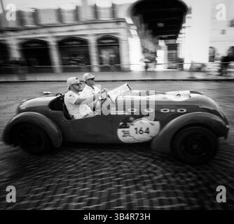 FERRARA , ITALIA - 15 giu -2024 : HEALEY 2400 SILVERSTONE e-TYPE 1950 corse di auto d'epoca per le strade di Ferrara durante la mille miglia 2024 Foto Stock