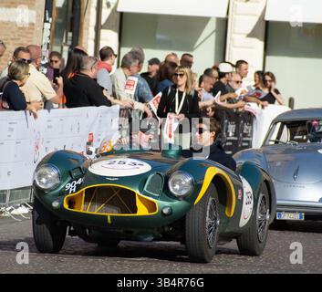 FERRARA , ITALIA - 15 giu -2024 : ASTON MARTIN DB 3 S 1953 corse di auto d'epoca per le strade di Ferrara durante la mille miglia 2024 Foto Stock