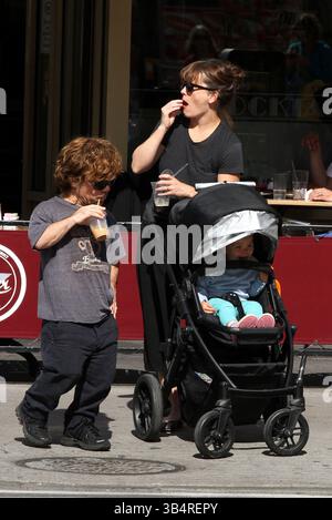 Peter Dinklage e sua moglie Erica Schmidt fuori e fuori con la loro figlia Zelig a New York City - 25 settembre 2013 Foto Stock