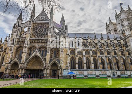 Maestosa Abbazia di Westminster a Londra, che presenta architettura gotica e dettagli storici Foto Stock
