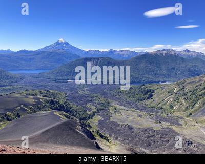 Vista dalla cima del vulcano Achen Niyeu sul grande flusso lavico, Lanin sullo sfondo, nel Parco Nazionale di Lanin, Patagonia, Argentina, Sud Foto Stock
