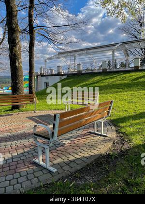 ringhiera e pavimentazione in aree ricreative e vicino ad edifici architettonici Foto Stock