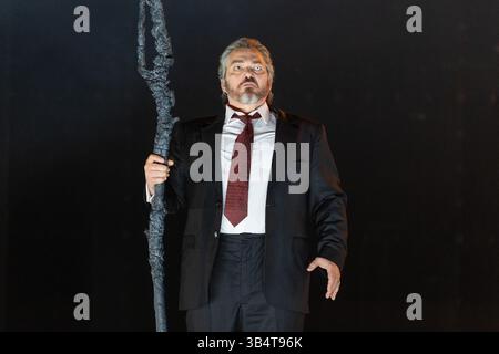 EMBARGO FINO alle ore 1630 DI GIOVEDÌ 1 MAGGIO 2025 Londra, Regno Unito. 28 aprile 2025. Prova generale della nuova produzione di DIE WALKURE di Richard Wagner diretta da Barrie Kosky e diretta da Antonio Pappano alla Royal Opera di Londra, UK apertura giovedì 1 maggio. Nella foto: Christopher Maltman (Wotan) Foto Stock