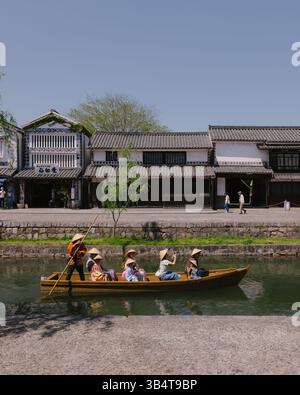 Kurashiki Bikan con vista sul canale con barche Foto Stock