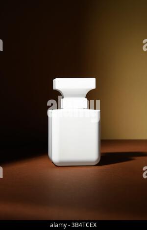 Verticale. Mockup, bottiglia di profumo bianca su sfondo marrone. Foto Stock