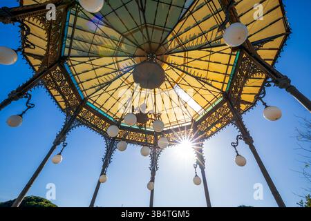 Vista del tetto della tribuna di Villa Bellini a Catania, Sicilia, Italia, con il sole splendente. Foto Stock