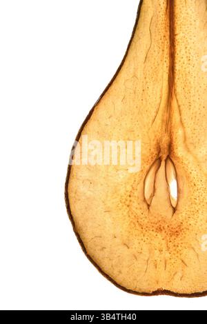 Senza zucchero. Pera secca su sfondo bianco. Fette alla luce. Frips. Cibo naturale. Foto Stock