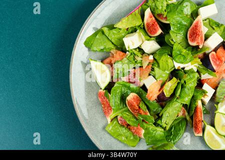 Insalata di fichi con formaggio feta. Deliziosa insalata estiva con fichi dolci, feta bianca. Copia spazio. Foto Stock