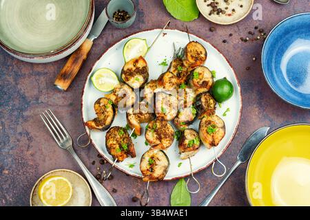 Shashlik di pesce sugli spiedini. Spiedini di sgombro alla griglia. BARBECUE. Pesce al barbecue. Branzino. Foto Stock