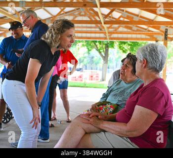 15 giugno 2022, El Dorado, Kansas, Stati Uniti: EL DORADO, KANSAS - 15 GIUGNO 2022. Katie Sawyer, attuale e più giovane candidata repubblicana per il governatore del Kansas, partecipa al picnic della contea di Butler e accoglie i cittadini e ascolta i loro problemi locali e statali (immagine di credito: © Mark Reinstein/ZUMA Press Wire) Foto Stock
