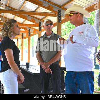15 giugno 2022, El Dorado, Kansas, Stati Uniti: EL DORADO, KANSAS - 15 GIUGNO 2022. Katie Sawyer, attuale e più giovane candidata repubblicana per il governatore del Kansas, partecipa al picnic della contea di Butler e accoglie i cittadini e ascolta i loro problemi locali e statali (immagine di credito: © Mark Reinstein/ZUMA Press Wire) Foto Stock
