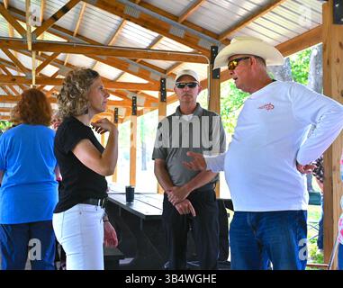 15 giugno 2022, El Dorado, Kansas, Stati Uniti: EL DORADO, KANSAS - 15 GIUGNO 2022. Katie Sawyer, attuale e più giovane candidata repubblicana per il governatore del Kansas, partecipa al picnic della contea di Butler e accoglie i cittadini e ascolta i loro problemi locali e statali (immagine di credito: © Mark Reinstein/ZUMA Press Wire) Foto Stock