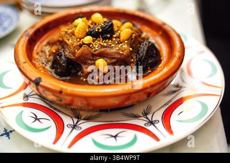 Mrouzia, tagine marocchine con uvetta, mandorle e miele, tagine di manzo marocchino e mandorle. Primo piano Foto Stock