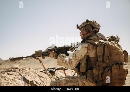 Juan Perez Jr., fuciliere del 2° Battaglione, 5° Reggimento Marines, 1° Divisione Marines, tira la maniglia di carica su un Foto Stock