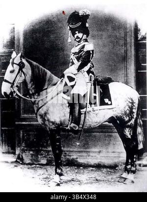 Questa immagine ottocentesca di Maresciallo dello Squadrone della Gendarmeria a Cavallo, Valerio Gibellini, illustra un membro della polizia a cavallo del Vaticano. L'ufficiale è raffigurato a cavallo, mostrando il ruolo dei militari nel mantenere l'ordine all'interno del Vaticano. Foto Stock