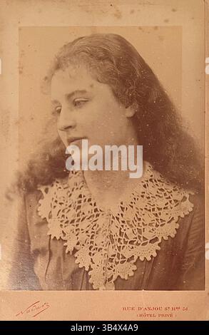 Questo ritratto fotografico di Marie Gautier, scattato da Nadar prima del 1914, cattura l'eleganza del soggetto. Firmata dal famoso fotografo, l'immagine riflette l'arte della fotografia ritrattistica all'inizio del XX secolo. Foto Stock