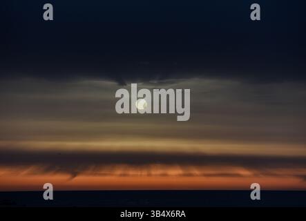 Barcellona, Spagna. 1° maggio 2025. Il sole sorge dietro un sottile velo di nuvole mattutine nel cielo primitivo. Credito: SOPA Images Limited/Alamy Live News Foto Stock