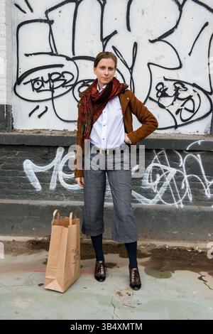 Ritratti donna di genere, che indossa la moda maschile all'interno di un ambiente industriale. Tilburg, Paesi Bassi. MR=SÌ Foto Stock