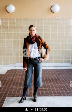 Ritratti donna di genere, che indossa la moda maschile all'interno di un ambiente industriale. Tilburg, Paesi Bassi. Foto Stock