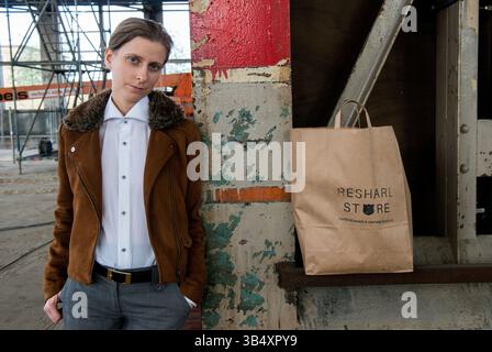 Ritratti donna di genere, che indossa la moda maschile all'interno di un ambiente industriale. Tilburg, Paesi Bassi. MR=SÌ Foto Stock