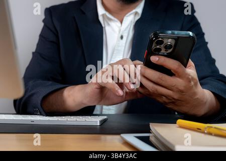 Immagine ritagliata di un uomo d'affari con uno smartphone Foto Stock