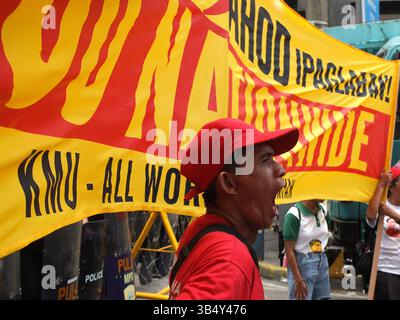 Manila, Filippine. 1° maggio 2025. Un manifestante canta slogan davanti a un grande striscione durante la manifestazione del Labor Day. I gruppi sindacali e progressisti marciarono a Manila, chiedendo un aumento dei salari per celebrare oggi la giornata del lavoro nelle Filippine. (Foto di Josefiel Rivera/SOPA Images/Sipa USA) credito: SIPA USA/Alamy Live News Foto Stock