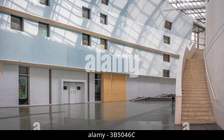 Parigi, Francia - 04 26 2025: Vista panoramica dell'interno della sala dell'edificio Philharmonie de Paris Foto Stock