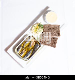 Sardine gourmet e pane rustico: Cucina raffinata, specialità di pesce artigianali ed elegante stile gastronomico Foto Stock