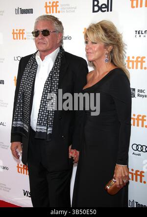Tom Berenger e sua moglie Laura Moretti alla proiezione del 30° anniversario di "The Big Chill" durante il Toronto International Film Festival 2013 al Princess of Wales Theatre di Toronto, Canada - 5 settembre 2013 Foto Stock