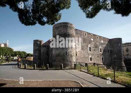 Storico Castello Ursino a Catania, Sicilia, catturato in una giornata di sole con cielo limpido e architettura medievale circondato dal verde Foto Stock
