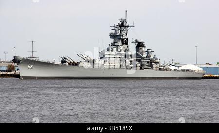 Nave da guerra USS New Jersey sul lungomare di Camden, New Jersey, vista sul fiume Delaware, Philadelphia, Pennsylvania, Stati Uniti Foto Stock