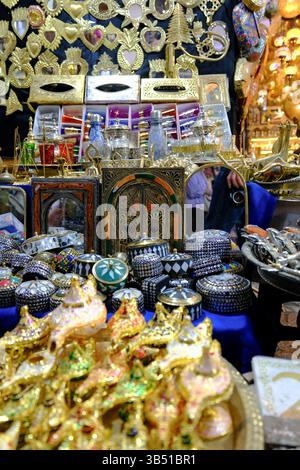 28 DEC 2024 - Marrakech, Marocco - Una collezione di lanterne marocchine artigianali tradizionali e oggetti in rame in una bancarella all'interno di un mercato di suk. Foto Stock