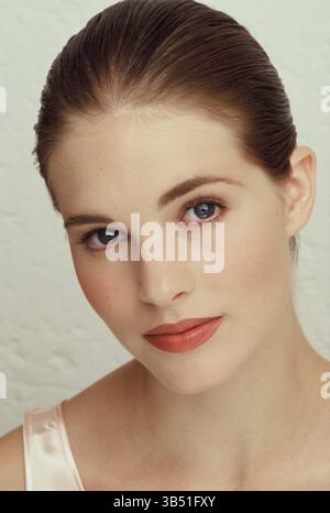 Ritratto in studio di una bella giovane donna. Trucco professionale. Foto Stock