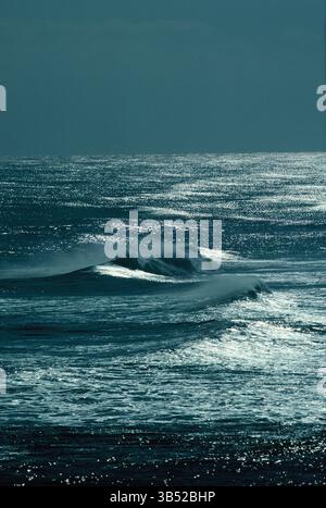 Corea del Sud. Vista sul mare. Surf argentato con orizzonte. Foto Stock