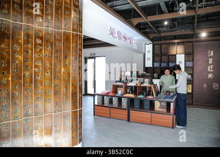 (250501) -- DUNHUANG, 1 maggio 2025 (Xinhua) -- Un visitatore acquista souvenir presso il sito turistico delle rovine di Xuanquanzhi a Dunhuang, nella provincia di Gansu, nella Cina nord-occidentale, 29 aprile 2025. Due dei principali siti archeologici lungo l'antica via della seta sono stati aperti al pubblico nella Cina nord-occidentale il giovedì, il primo giorno della vacanza di maggio, offrendo nuove scelte ai viaggiatori desiderosi di esplorare gli scambi tra civiltà orientale e occidentale oltre un millennio fa. PER ANDARE CON "China Focus: Siti millenari sulla via della seta aperti in Cina, offrono una porta di accesso alla storia" (Xinhua/Lang Bingbing) Foto Stock