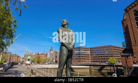 AMBURGO, GERMANIA - 29 APRILE 2025 - statua di bronzo di Hans Hummel dello scultore Stephan Balkenhol ad Amburgo HafenCity Foto Stock