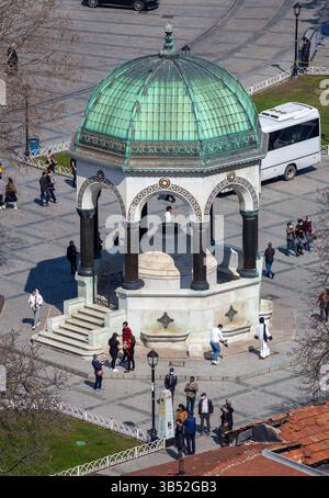 28 marzo 2022: Angolo alto e vista ravvicinata dettagliata della Fontana tedesca in Piazza Sultanahmet nel distretto di Fatih a Istanbul, Turchia, il 28 marzo 2022. La fontana tedesca è una fontana in stile gazebo all'estremità settentrionale del vecchio ippodromo di fronte al Mausoleo del sultano Ahmed I. fu costruita per commemorare il secondo anniversario della visita dell'imperatore tedesco Guglielmo II a Istanbul nel 1898. (Immagine di credito: © Tolga Ildun/ZUMA Press Wire) Foto Stock