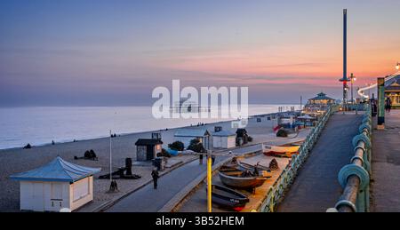 Brighton i360 torre di osservazione e la derelta Brighton West Piew al tramonto a Brighton, Sussex, Regno Unito, il 27 aprile 2025 Foto Stock