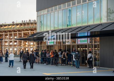 Osaka, Giappone - aprile 30 2025 : i visitatori fanno la fila fuori dal minimarket 7-Eleven situato all'interno dell'Expo 2025. Foto Stock