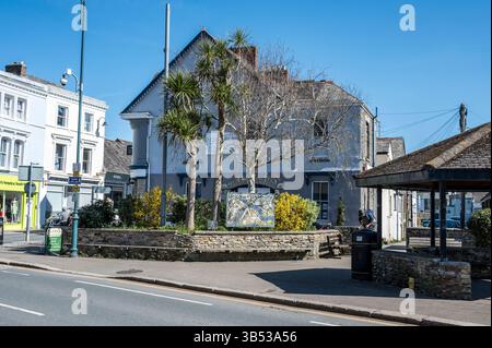Immagine generale della scena di strada che guarda lungo quello che è conosciuto come il centro della città di Platt nella città mercato di Wadebridge in Cornovaglia Foto Stock