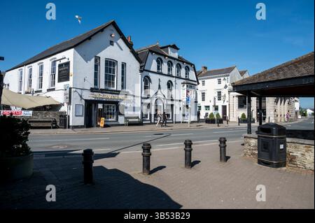 Immagine generale della scena di strada che guarda lungo quello che è conosciuto come il centro della città di Platt nella città mercato di Wadebridge in Cornovaglia Foto Stock