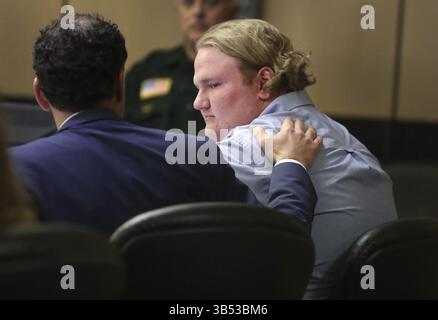 25 aprile 2022: Alexander Jerich, 20 anni, di Lake Worth, viene confortato dal suo avvocato Robert Pasch durante il suo processo di condanna al tribunale di West Palm Beach il 21 aprile 2022. Jerich ha vandalizzato un paesaggio gay Pride usando il suo pick-up per bruciare i segni di pneumatici attraverso un incrocio con bandiera arcobaleno a Delray Beach. (Immagine di credito: © Carline Jean/South Florida Sun-Sentinel/TNS via ZUMA Press Wire) Foto Stock