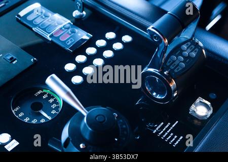 Pannello di controllo nero per yacht di lusso con pulsanti e leve di comando. Foto Stock