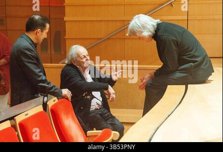 27 maggio 2015, Costa Mesa, California, USA: Pianista tedesco-americano, il compositore e direttore d'orchestra Andre Previn (centro) discute l'esecuzione della sua musica con il direttore della Pacific Symphony Carl St. Clair (a destra) dopo una prova alla Rene and Henry Segerstrom Concert Hall di Costa Mesa. La Sinfonia eseguì la sua musica la sera seguente in un tributo a lui. (Immagine di credito: © Nicholas Koon/ZUMA Press Wire) Foto Stock