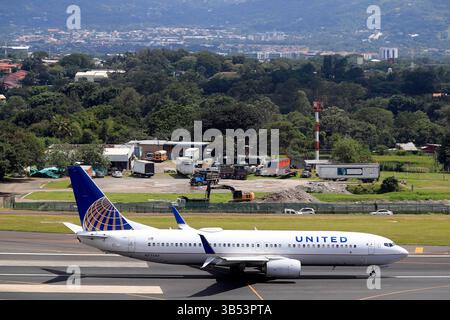 1° ottobre 2021: 01/10/2021 Alajuela. Controladores aÃÂ©reos del Aeropuerto Juan SantamarÃÂ­a. Alertan sobre falta de personal capacitado para cubrir a cabalidad con la delicada tarea de controlar el trÃÂfico aÃÂ©reo. Llegada y salida de aviones y todo lo relacionado con la pista de aterrizaje, desde la torre de control. EN pista, aviÃÂ³n de la aerolÃÂ­nea United. (Immagine di credito: © Rafael Pacheco Granados/la Nacion via ZUMA Press) Foto Stock