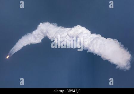4 maggio 2021, Kennedy Space Center, FL, USA: Uno SpaceX Falcon 9 si dirige verso l'orbita dopo essere decollato dalla piattaforma di lancio 39-A al Kennedy Space Center il 4 maggio 2021. (Immagine di credito: © Joe Burbank/Orlando Sentinel/TNS tramite ZUMA Press Wire) Foto Stock