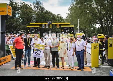 9 luglio 2022, Francia: Tour de France 2022 tappa 8 da Dole a Losanna (186 km). Jean-Baptiste GAGNOUX (Maire de Dole), Clement PERNOT (President du Departement du Jura), Jean-Pascal FICHERE (President du Grand Dole), Michel NEUGNOT (1er Vice-President de la Region Bourgogne-Franche Comte), Pascale COSSART (Secretaire perpetuelle de lâ€™Acadedes Sciences Foto Stock