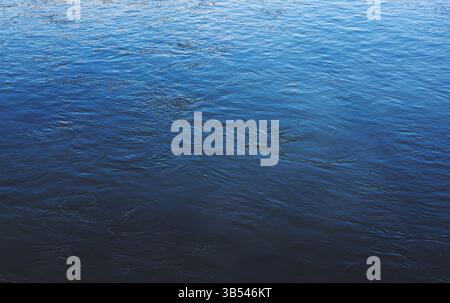 Sfondo trama ondulazione acqua. Superficie d'acqua ondulata Foto Stock