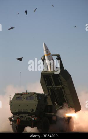 15 maggio 2022, White Sands, NEW MEXICO, Stati Uniti: Un missile M57A1 Tactical Missile System dell'esercito statunitense viene lanciato da un lanciatore M270A1 multiple Launcher o ATACMS, 14 giugno 2012 a White Sands Missile Range, New Mexico. (Immagine di credito: © US Army /US Army/Planet Pix via ZUMA Press Wire) Foto Stock