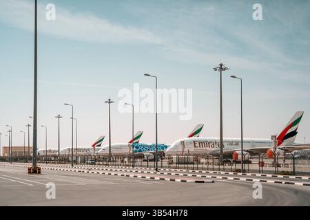 Dubai, Emirati Arabi Uniti - 30 aprile 2026: Aerei Emirates nel parcheggio dell'aeroporto al maktoum. Foto di alta qualità Foto Stock